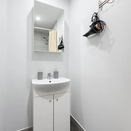 8 - Bright 2br Apartment, Near Centre, Airport Access *
