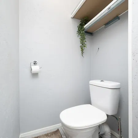 Apartamento 8 - Bright 2br Apartment, Near Centre, Airport Access