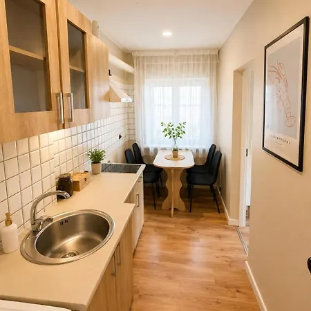 Apartamento 8 - Bright 2br Apartment, Near Centre, Airport Access