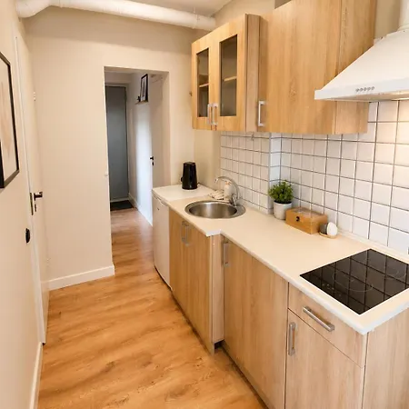 8 - Bright 2br Apartment, Near Centre, Airport Access Lejlighed *