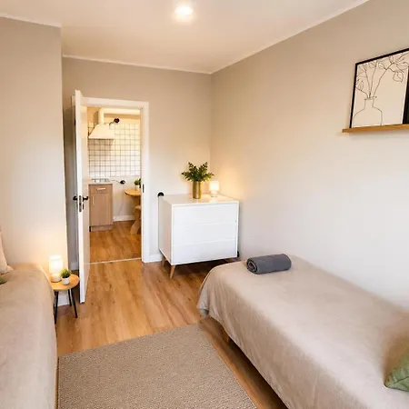 Appartamento 8 - Bright 2br Apartment, Near Centre, Airport Access *