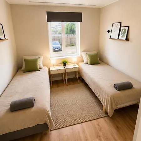 8 - Bright 2br Apartment, Near Centre, Airport Access *