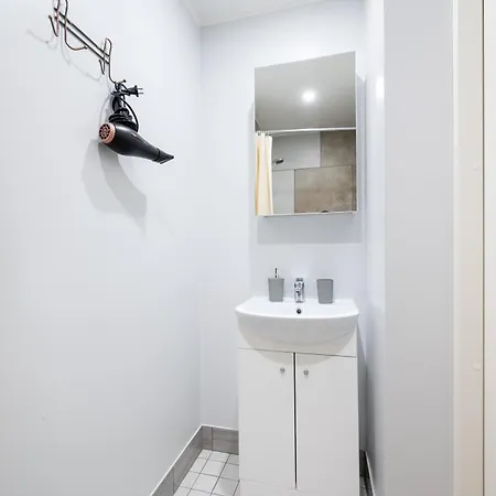 8 - Bright 2br Apartment, Near Centre, Airport Access Lejlighed