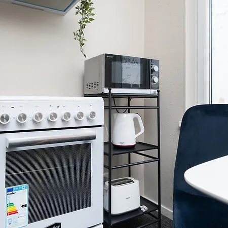 8 - Bright 2br Apartment, Near Centre, Airport Access Lejlighed *