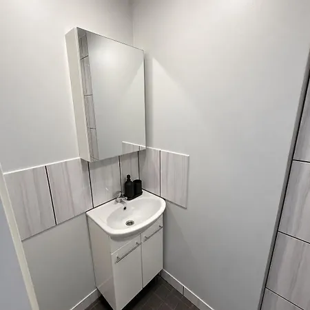 8 - Bright 2br Apartment, Near Centre, Airport Access Huoneisto *