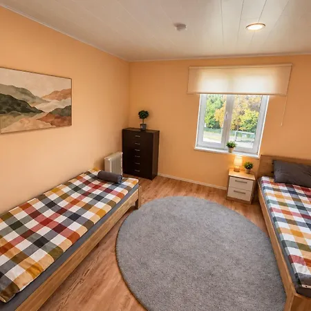 8 - Bright 2br Apartment, Near Centre, Airport Access Apartamento *